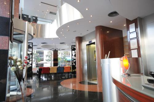 伊斯坦布尔塔克西姆SV商务酒店的餐厅大堂设有用餐室