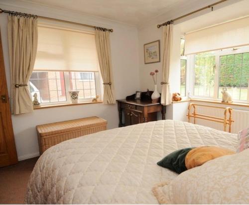 格雷夫森德霍普韦尔自助式公寓的卧室设有白色大床和窗户。