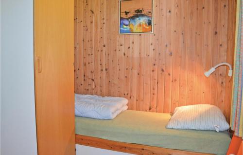 博托比3 Bedroom Gorgeous Home In Vggerlse的配有木墙和两张床的房间