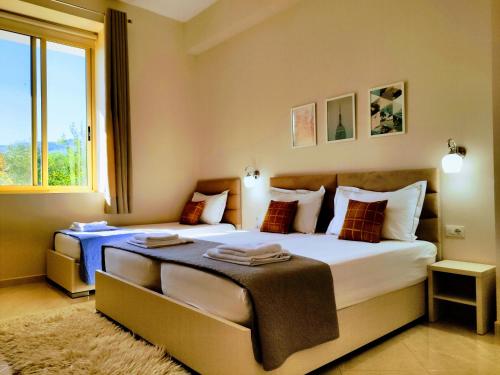 培拉特Olive B&B的一间卧室设有两张床和大窗户