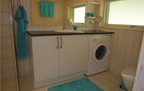伦讷斯戴芬维意假日之家酒店的一间带水槽和洗衣机的浴室
