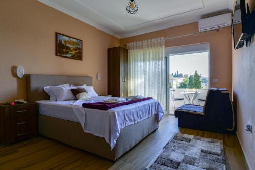 乌尔齐尼Apartments Hillside的酒店客房设有一张床和一个阳台。