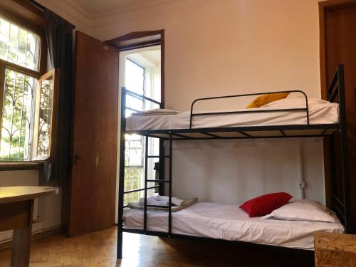 Vac Hostel客房内的一张或多张双层床