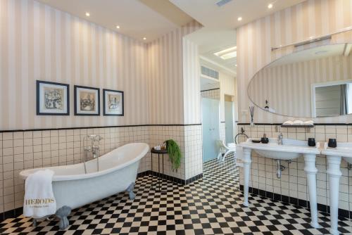 特拉维夫希律特拉维夫海滨酒店的带浴缸和盥洗盆的浴室