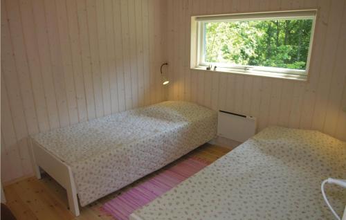 伦讷斯戴芬维意假日之家酒店的客房设有两张床和窗户。