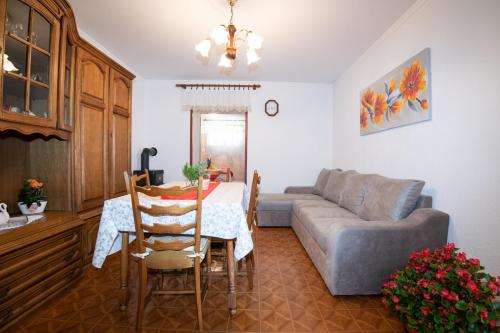 莫什尼卡德拉加Vacation home, Ferienhaus KLAUDIA in Kraj, Mošćenička Draga near Opatija的客厅配有桌子和沙发