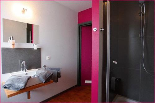 斯塔沃洛奥玛艾梅酒店的一间带水槽、镜子和淋浴的浴室