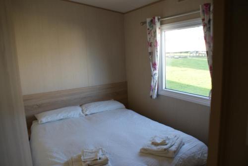 Caravan Hire Crimdon Dene Holiday Park客房内的一张或多张床位