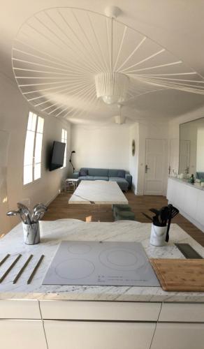 波克罗勒岛APPARTEMENT GRAND CONFORT PORQUEROLLES的客厅设有2张床的大房间