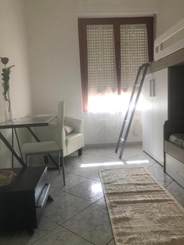 卡利亚里Elena’s home的客厅设有梯子、书桌和窗户