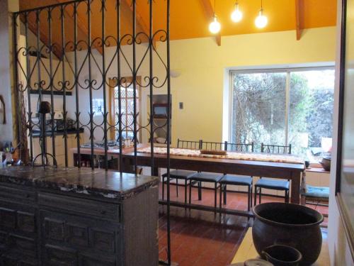 TalaganteParcela 9 Nehuen的客房设有桌椅和大窗户。