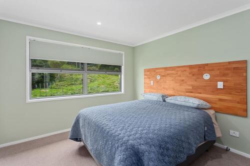 奥波蒂基Kotare Koki的一间卧室设有一张大床和一个窗户。