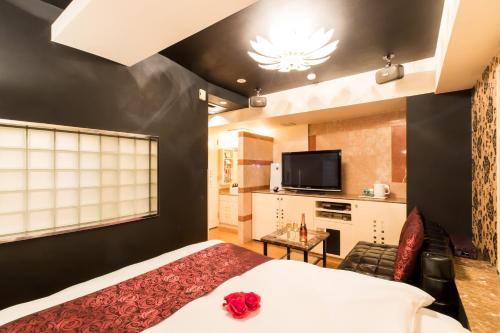东京Hotel W-ARAMIS -W GROUP HOTELS and RESORTS-的酒店客房,配有床和电视