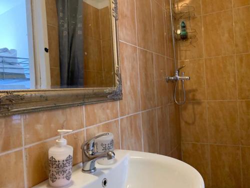 杜布罗夫尼克Kingslanding Old Town Hostel的一间带水槽和镜子的浴室