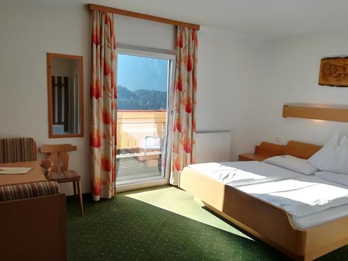 陶普利茨索努尔酒店的一间卧室设有一张床和一个大窗户