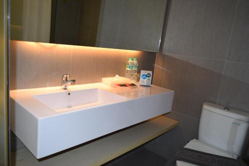 雅加达竺立快递芒甘杜阿旅馆的一间带水槽和卫生间的浴室