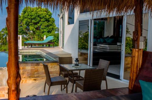涛岛涛岛地平线豪华泳池别墅的一个带桌椅的庭院和一个游泳池