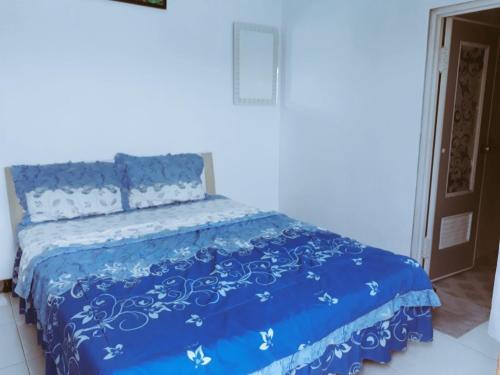 布罗莫Savana Guesthouse的一间卧室配有蓝色床和蓝色棉被