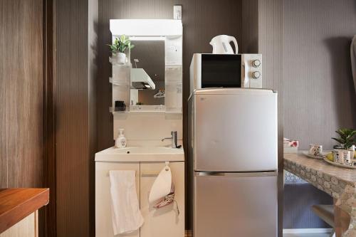 东京Akabane TK Building 203的一间带冰箱和水槽的小厨房