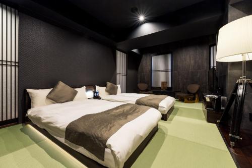 横滨横滨马车道PROSTYLE日式旅馆的绿地客房内的两张床