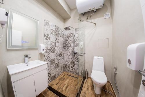 索非亚Sofia Violet Life Apartment的带淋浴、卫生间和盥洗盆的浴室