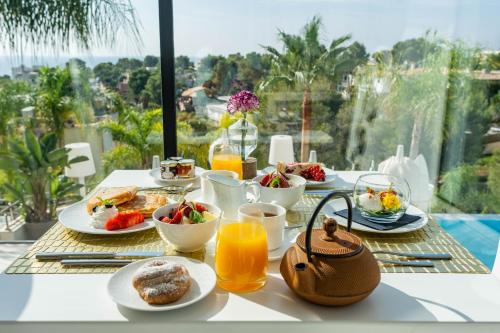 波塔尔斯诺斯伯托尔斯希尔斯精品酒店的早餐桌,包括早餐食品和橙汁