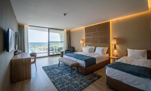 帕莫瑞Wave Resort - Ultra All Inclusive的酒店客房设有两张床,享有海景。