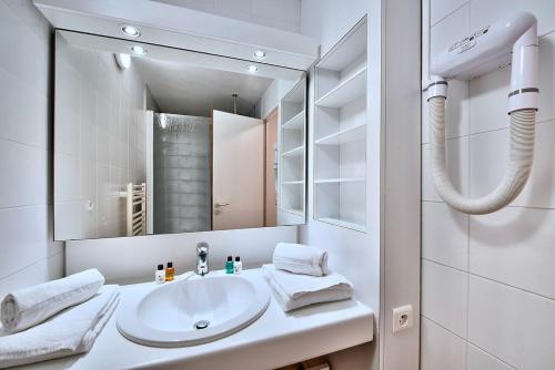 阿尔宗Village Club Kerlannic的一间带水槽和镜子的浴室
