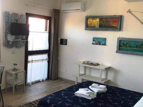 克罗托内希腊马格纳住宿加早餐旅馆的客房设有床、电视和窗户。