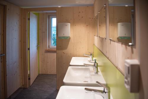 GanterschwilRestaurant und Kaeserei Berghof的浴室里一排三个水槽