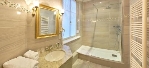 坦恩Hotel Restaurant Du Parc的一间带水槽和淋浴的浴室