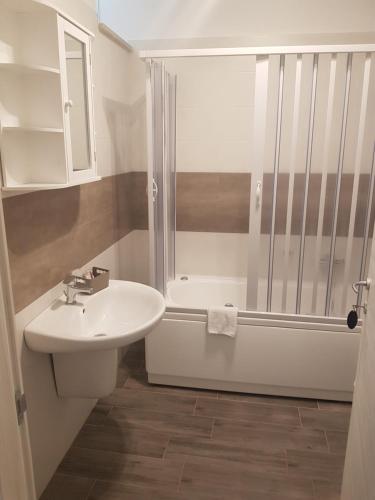 安德里亚Santa Maria Vetere的白色的浴室设有水槽和淋浴。