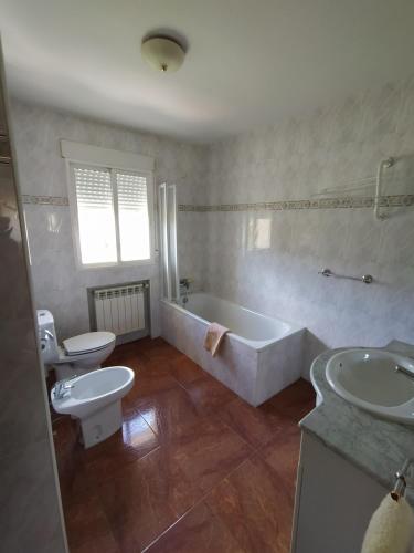 拉斯卡弗里亚拉斯卡弗里亚萨其拉公寓的带浴缸、卫生间和盥洗盆的浴室
