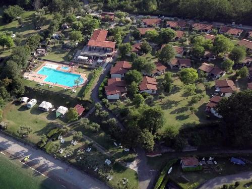 马内尔巴Campeggio Villaggio San Giorgio Vacanze的享有带游泳池的房屋的空中景致