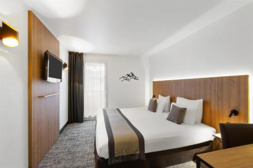 安锡Best Western Hôtel International的一间酒店客房,配有一张床和一台电视
