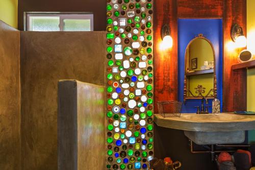 约书亚树Popular Homestead! Location, Stargaze, Views!的浴室设有一面带镜子和水槽的墙壁