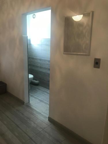 斯特兰德Modern secure apartment in Strand - Little Greece的一间带卫生间的浴室和一扇带窗户的门