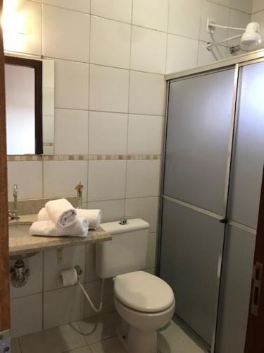 博尼图Pousada Cheiro de Mato的浴室配有卫生间、淋浴和盥洗盆。