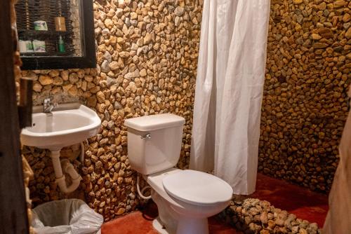 El ValleDominican Tree House Village的浴室配有白色卫生间和盥洗盆。