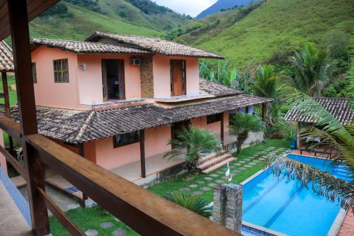 萨纳Pousada Vale do Luar的享有带游泳池的房屋的空中景致