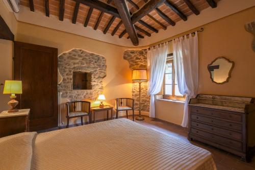 科尔托纳艾尔格索酒店的一间卧室设有一张大床和一个窗户。
