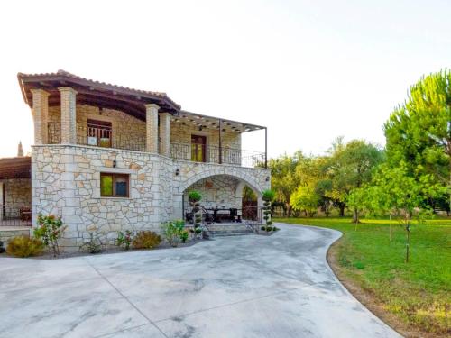 查加基恩Rouveli Villa with private garden and barbeque的一座带车道的大型石屋
