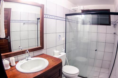 卡莫辛普莱雅海滩别墅酒店的浴室配有卫生间、盥洗盆和淋浴。