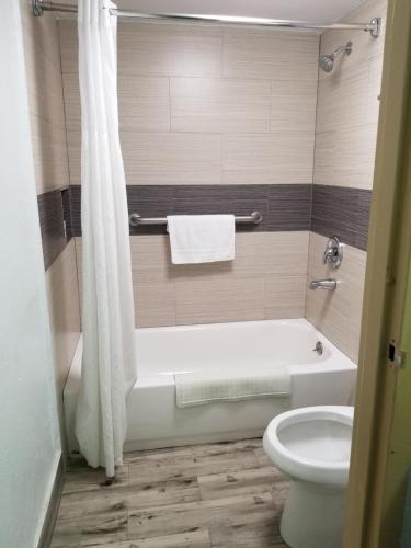 塔尔萨Americas Best Value Inn & Suites Extended Stay - Tulsa的浴室配有白色浴缸和卫生间。