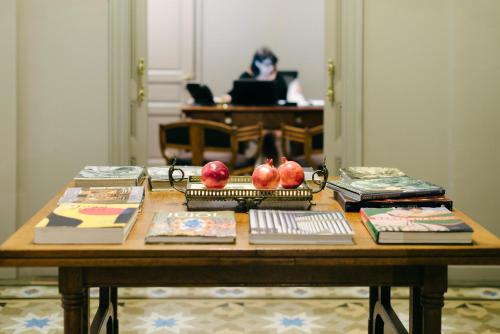 巴塞罗那1905前后住宿加早餐旅馆的一张木桌,上面有书籍和苹果