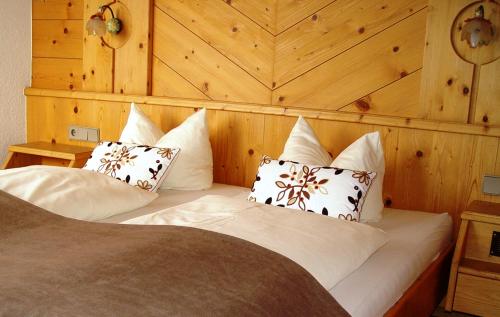 费斯Hotel Garni Apart Elfriede的一间卧室配有带白色枕头的床