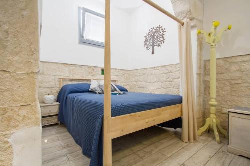 奥斯图尼A Casa di Rosy的一间卧室配有一张带蓝色棉被的床