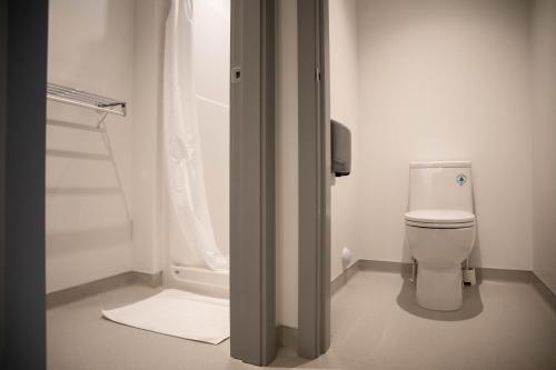 贾斯珀HI Jasper - Hostel的白色的浴室设有卫生间和淋浴。