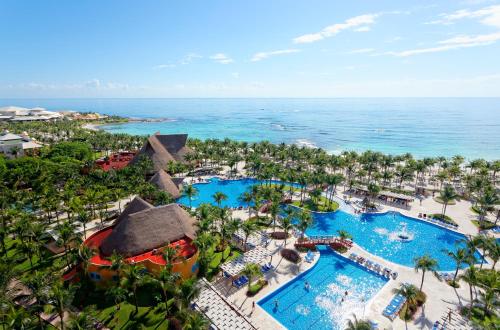 西普哈Barceló Maya Tropical - All Inclusive的享有度假村游泳池的空中景致