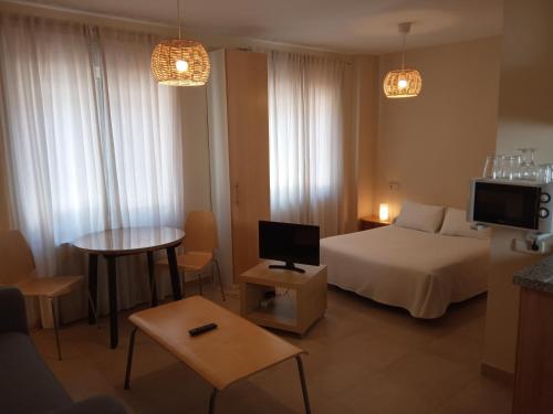 卡索拉恩特里奥斯公寓酒店的酒店客房配有一张床铺和一张桌子。